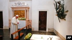 Le pape François prie devant la tombe de bienheureux petits bergers au sanctuaire de Notre Dame de Fatima, 13 mai 2017.