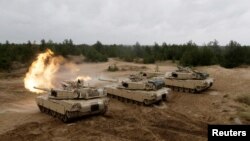 资料照片：美国M1艾布拉姆斯主战坦克在拉脱维亚参加北约军演。(2023年6月11日)