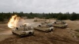 Американские танки M1 Abrams ведут огонь во время учений НАТО в Латвии. 11 июня 2016 г. REUTERS/Ints Kalnins.