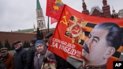 معترضان با عکس هایی از رهبران شوروی سابق از جمله استالین در میدان سرخ مسکو حضور یافتند. 
