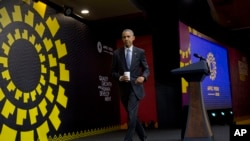 ប្រធានាធិបតី​លោក Barack Obama ដើរ​ចេញ​ពី​វេទិការបន្ទាប់​ពី​បញ្ចប់​សន្និសីទ​សារព័ត៌មានរបស់​លោក​នៅ​ (APEC)ទីក្រុង​លីម៉ា​​ប្រទេសប៉េរូ កាល​ពី​ថ្ងៃទី​២០ វិច្ឆិកា ២០១៦។