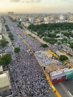 'عظمتِ صحابہ' ریلی میں سیکڑوں افراد شریک ہیں۔