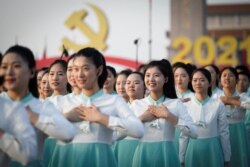 Anggota paduan suara melakukan gladi bersih menjelang perayaan peringatan 100 tahun berdirinya Partai Komunis China di Beijing, 1 Juli 2021. (Foto: WANG Zhao / AFP)