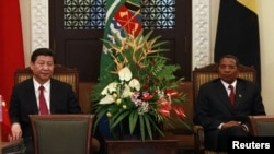 China's President Xi Jinping (L) and his Tanzanian counterpart Jakaya Kikwete (R) attend official talks on bilateral issues at the State House in Dar es Salaam, Mar. 24, 2013