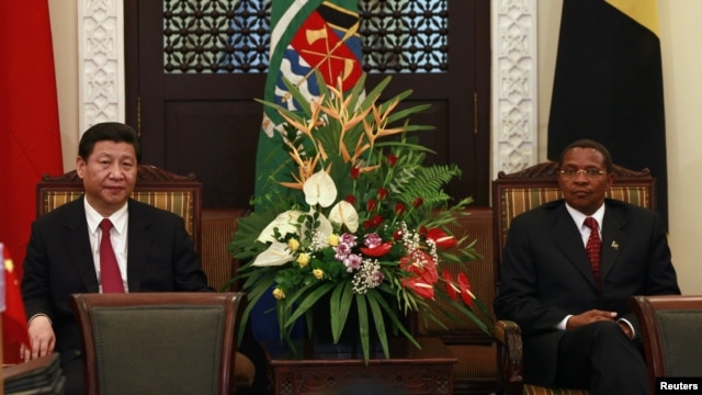 China's President Xi Jinping (L) and his Tanzanian counterpart Jakaya Kikwete (R) attend official talks on bilateral issues at the State House in Dar es Salaam, Mar. 24, 2013                Reuters