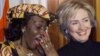 Nana Konadu Agyeman-Rawlings (L), ao lado de Hillary Rodham Clinton em 1999. 