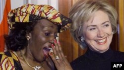 Nana Konadu Agyeman-Rawlings (L), ao lado de Hillary Rodham Clinton em 1999. 