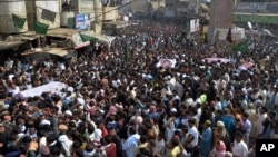 Ribuan muslim Pakistan menghadiri pemakaman korban pemboman di Shikarpur, 500 kilometer dari Karachi (31/1).