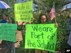 Activistas por los derechos de los inmigrantes protestan el miércoles 11 de abril de 2018 en Las Cruces, Nuevo México, donde el fiscal general de los Estados Unidos, Jeff Sessions, hizo declaraciones a los alguaciles de la frontera del suroeste sobre la aplicación de la ley de inmigración.