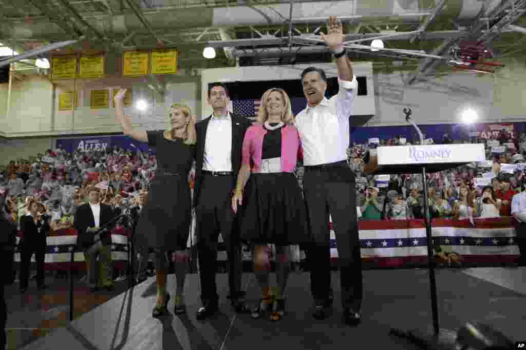 Митт Ромни и Пол Райан с супругами Энн и Джанной во время предвыборного митинга в Колледже Рэндольф-Мэкон. Эшланд, Вирджиния. 11 августа 2012 года.