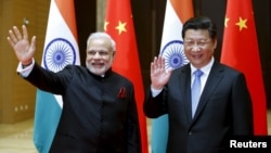 Thủ tướng Ấn Độ và Chủ tịch Trung Quốc trong một cuộc gặp hồi tháng Năm năm nay. Các nhà quan sát cho rằng động thái khẳng định quyền hoạt động thương mại của Ấn Độ ở biển Đông có thể là một dấu hiệu cho thấy ông Modi đã sẵn sàng cùng với Mỹ và các nước ở châu Á – Thái Bình Dương kiềm chế tham vọng lãnh hải của Trung Quốc.