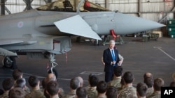 Le ministère britannique de la Défense Michael Fallon s'adresse à des pilotes qui s'apprêtent à bombarder la Syrie. Chypre, 5 déc. 2015. (AP Photo/Pavlos Vrionides) 