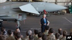 Menhan Inggris Michael Fallon berbicara kepada pilot dan tentara Inggris di pangkalan udara Limassol, Siprus, hari Sabtu (5/12).