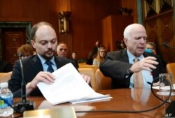 Vladimir Kara-Murza (chapda) AQSh senatori Jon Makkeyn bilan, Vashington, AQSh, 2017-yil, 29-mart