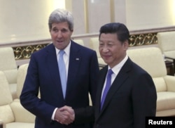 U.S. Secretary of State John Kerry (L) shakes hands with Chinese President Xi Jinping at the Great Hall of the People in Beijing, China, May 17, 2015.