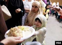 Children break the fast at King Fahad Mosque in Los Angeles, California (2011). Photo: Reuters