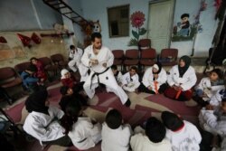 Wasim Stouta, karateka sabuk hitam, pengungsi dari Aleppo dan pendiri sekolah dan dojo karate, mengajar seni bela diri kepada anak-anak dan pemuda di desa al-Jeineh yang dikuasai oposisi, Suriah 11 April 2021. (REUTERS / Khalil Asha)