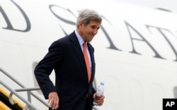 ລມຕ ຕ່າງປະເທດ ສະຫະລັດ ທ່ານ John Kerry ເດີນທາງໄປເຖິງ ນະໜາມບິນ Schwechat ຂອງນະຄອນ Vienna's, ປະເທດ Austria, ໃນວັນທີ 29 ຕຸລາ 2015. ທ່ານ Kerry ໄປເຂົ້າຮ່ວມການເຈລະຈາ ເພື່ອຍຸດຕິ ສົງຄາມໃນຊີເຣຍ ໂດຍປາສະຈາກ ປະເທດອື່ນໆ ທີ່ສຳຄັນ ທີ່ລວມທັງ ຄູ່ປໍລະປັກ ໃນຂົງເຂດ ເຊັ່ນ ອີຣ່ານ ແລະ ຊາອຸດີ ອາຣາເບຍ.