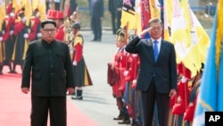 韩朝鲜领导人历史性会晤欢迎仪式（韩国官方提供）
