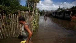 Foto ilustrasi yang menunjukkan warga di negara bagian Bahia, Brazil, saat banjir menerjang wilayah mereka pada 30 Desember 2021. (Foto: AP/Raphael Muller)