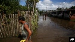 Foto ilustrasi yang menunjukkan warga di negara bagian Bahia, Brazil, saat banjir menerjang wilayah mereka pada 30 Desember 2021. (Foto: AP/Raphael Muller)