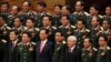 越南国家主席张晋创（前排左）、总理阮晋勇（前排左三）和共产党总书记阮富仲（前排右三）在越共十二大推选出新一届中央委员会后与军队将领合影。（2016年1月26日）