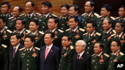 Presiden Vietnam Truong Tan Sang, baris depan, kiri, Perdana Menteri Nguyen Tan Dung, baris depan ketiga dari kiri, dan Sekjen Partai Komunis Nguyen Phu Trong, baris depan ketiga dari kanan, berpose untuk grup foto bersama para Jenderal AD setelah pemilihan Komite Pusat baru di Hanoi, Vietnam, Selasa, 26 Januari 2016.