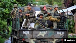 Government soldiers fill a military truck as they continue their assault on insurgents from the Maute group, who have taken over large parts of Marawi City, Philippines, June 1, 2017. 