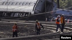 13일 미국 펜실베니아주 필라델피아에서 관계자들이 열차 탈선 사고 현장을 수색하고 있다.