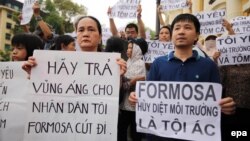 Người dân biểu tình vụ cá chết hàng loạt ở miền trung Việt Nam. 