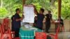 Petugas KPPS TPS 4 Desa Tagolu Kecamatan Lage, Kabupaten Poso, melaksanakan penghitungan suara dalam pemungutan Suara Ulang Pemilu 2019 (27/4). Foto: VOA/Yoanes Litha