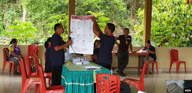 Petugas KPPS bertugas di Kecamatan Lage, Kabupaten Poso, Sulawesi Tengah. (Foto: VOA/Yoanes Litha)