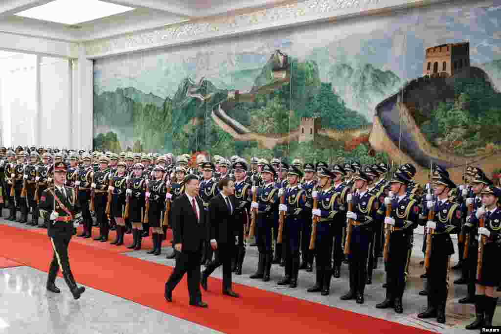 法国总统马克龙与中国国家主席习近平在北京人大会堂欢迎仪式上检阅仪仗队。 (2018年1月9日)