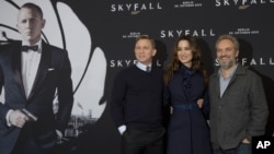 El actor británico Daniel Craig, la actriz francesa Berenice Marlohe y el director británico Sam Mendes, posan durante la premiere de Skyfall en Alemania, en octubre de 2012.