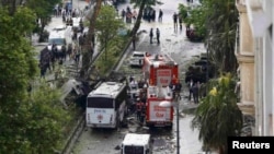 Sebuah mobil yang membawa bom meledak ketika melewati bus yang penuh polisi anti huru-hara di pusat kota Istanbul saat jam sibuk pagi, Selasa (7/6). 