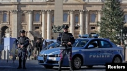 지난 1월 이탈리아 경찰이 테러 위협에 대비해 로마 바티칸의 성피터 광장에서 경계 근무를 서고 있다. (자료사진)