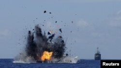 印尼海军摧毁被指控非法捕捞而被扣押的19艘外国渔船，其中有一艘中国渔船（2015年5月20日）