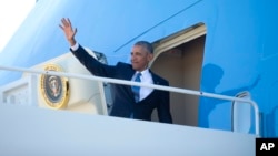 바락 오바마 미국 대통령이 전용기에 오르고 있다. (자료사진)