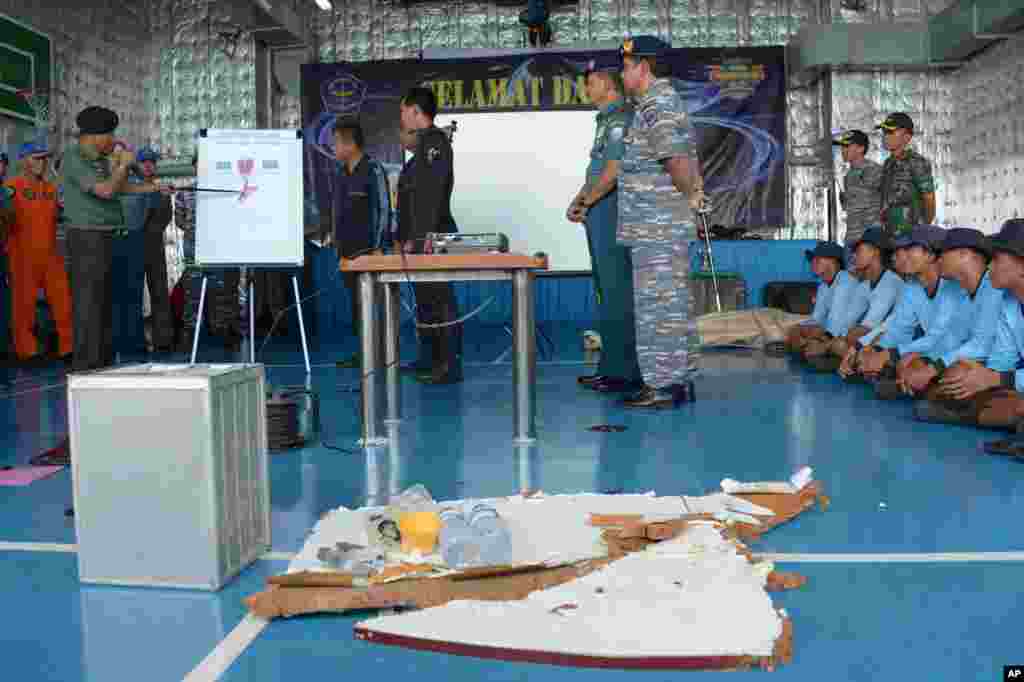 Panglima TNI Jenderal Moeldoko memberi arahan singkat pada para penyelam angkatan laut (8/1). (AP/Adek Berry)