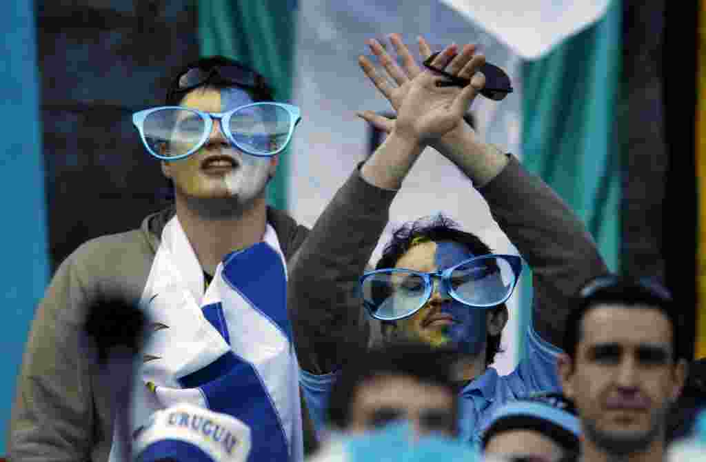 Uruguay's soccer fans cheer before the Copa America final match between Paraguay and Uruguay in Buenos Aires, Argentina, Sunday, July 24, 2011. (AP Photo/Roberto Candia)