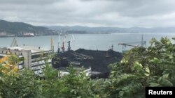 지난해 9월 러시아 나홋카 항에 석탄이 쌓여있다. 북한은 러시아 나홋카 항 등을 거쳐 석탄을 불법 수출한 것으로 드러났다.