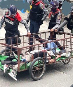 မိုးကုတ်မြို့တွင် ပစ်ခတ်ဖြိုခွဲပြီး သေဆုံးသွားသူများကို သယ်ယူနေသည့် ရဲများ။ (ဓာတ်ပုံ - CJ)