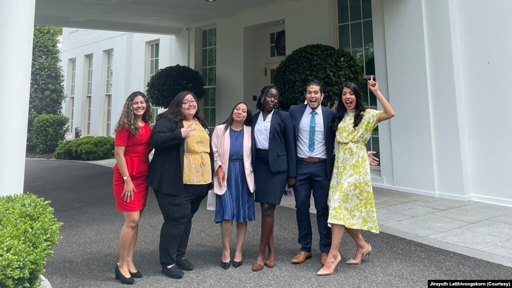 几名DACA“梦想生”在白宫会晤了拜登总统。(2021年5月14日) (photo:VOA)