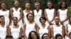 Oprah Winfrey posa junto às jovens finalistas da sua escola, em Joanesburgo