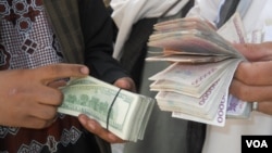 صراف های افغان می گویند که انتقال غیر قانونی دالر از افغانستان به ایران در حال افزایش است