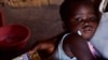 Des médicaments pour lutter contre le paludisme sont donnés à cette petite fille malawite, à Kasungu, au Malawi, le 30 mai 2017.