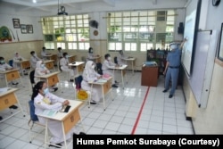 Simulasi sekolah tatap muka di SMPN 1 Surabaya. (Foto: Courtesy/Humas Pemkot Surabaya)