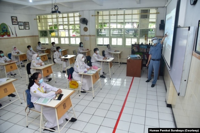 Simulasi sekolah tatap muka di SMPN 1 Surabaya. (Foto: Courtesy/Humas Pemkot Surabaya)