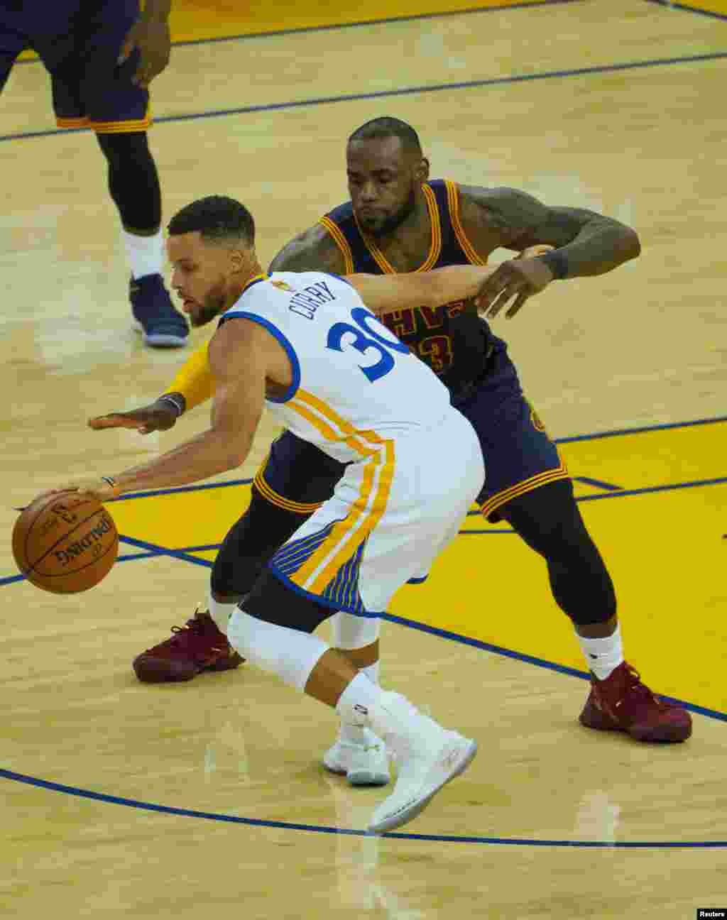 Hotunan wasanin karshe na NBA tsakanin Golden State Warriors &nbsp;da&nbsp; Cleveland Cavaliers, Stephen Curry tare da Lebron James, ranar Alhamis 1 ga watan Yuni, shekarar 2017.