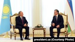 O'zbekiston Prezidenti Shavkat Mirziyoyev (o'ngda) Qozog'iston rahbari Nursulton Nazarboyev bilan 